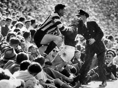 Crowd at a Melbourne v Collingwood GF in the 1950s